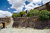 Monsaraz - Lugo la cinta muraria salendo verso Porta da Vila